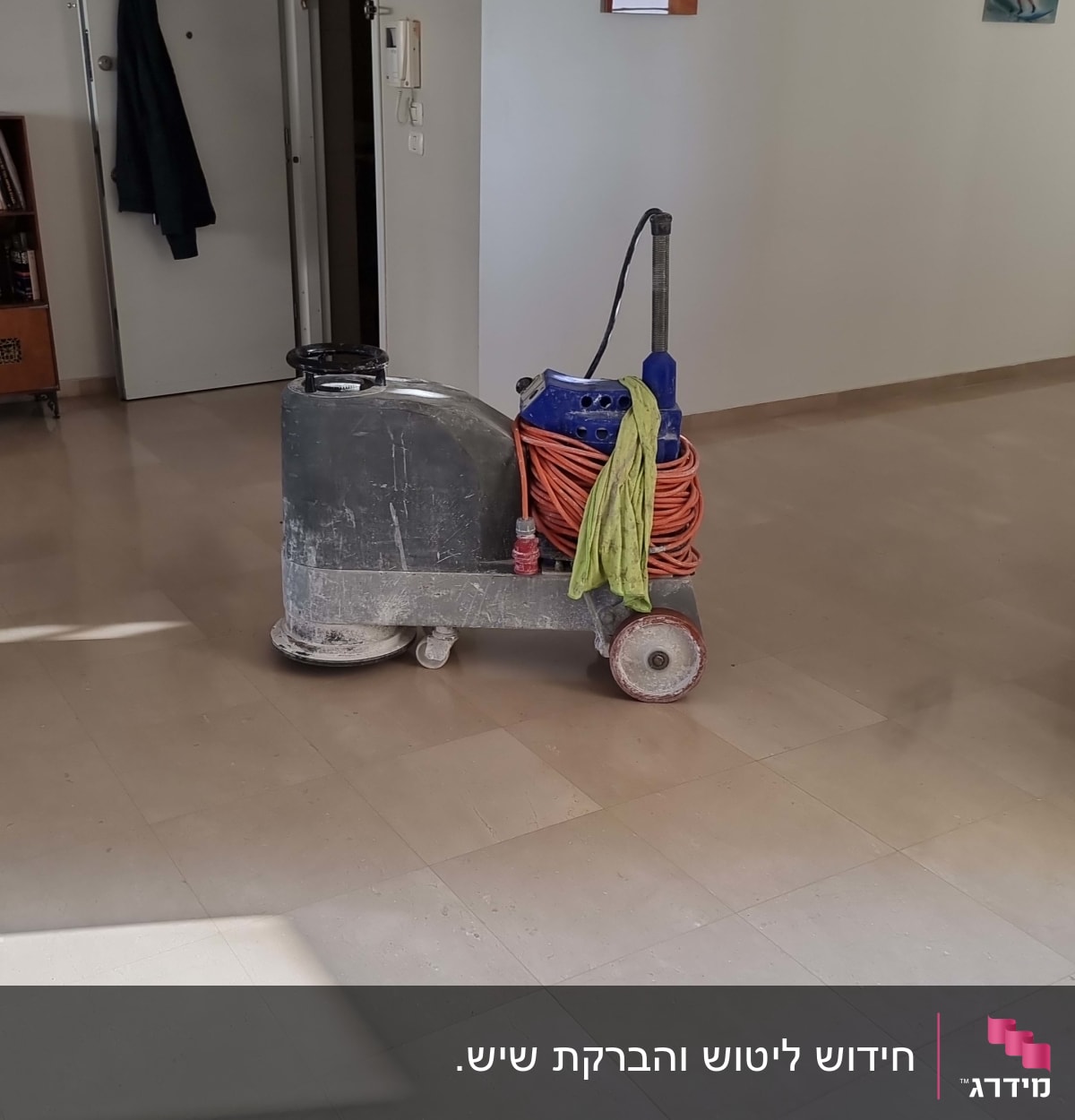 מכונת ניקוי רצפות עם כבל חשמל ומטלית